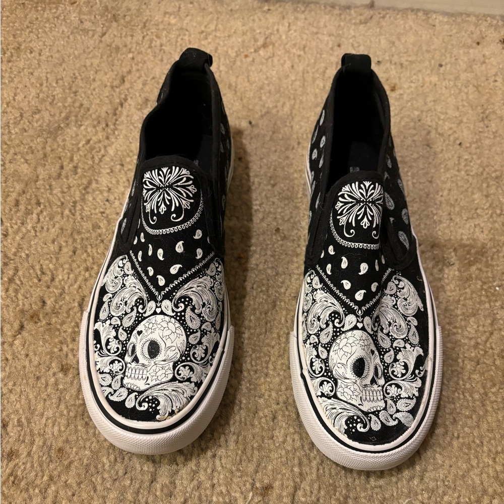 black w skulls